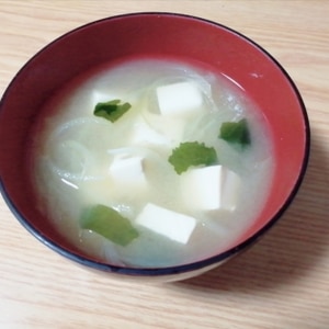 豆腐と玉ねぎワカメの味噌汁 レシピ 作り方 By Mint74 楽天レシピ 豆腐と玉ねぎワカメの味噌汁 レシピ 作り方 By Mint74 楽天レシピ